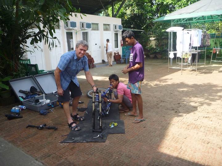 Unpacking our bike at &ldquo;Bike World Explore Myanmar&rdquo; (BWEM) in Mandalay on 20th November: Day 1