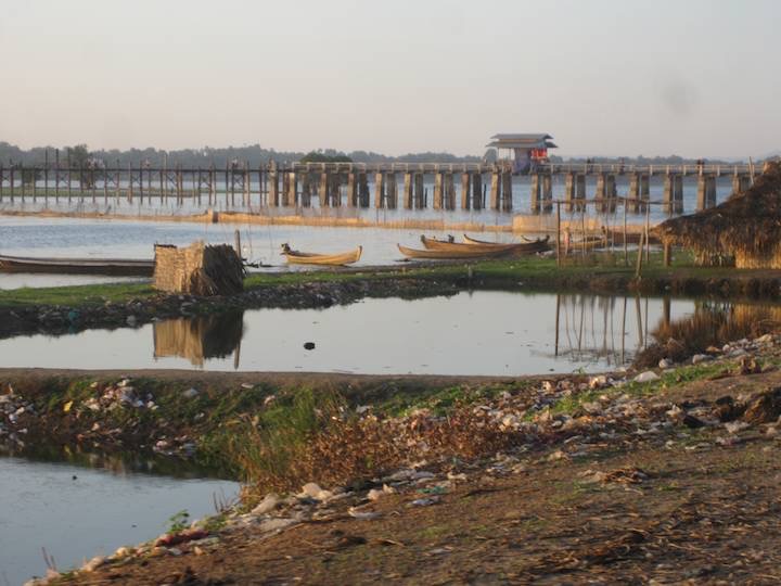 Approaching Taungthaman Lake and the famous U Bein&rsquo;s bridge